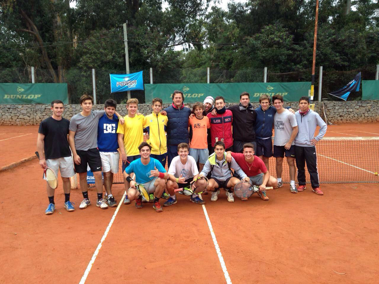 Atletas da RS Tennis, de Joinville (SC), treinam na academia que formou Del Potro