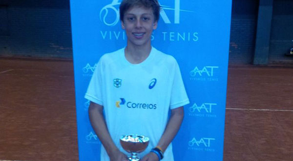 Pedro Boscardin é campeão de simples e Loureiro de duplas na Argentina