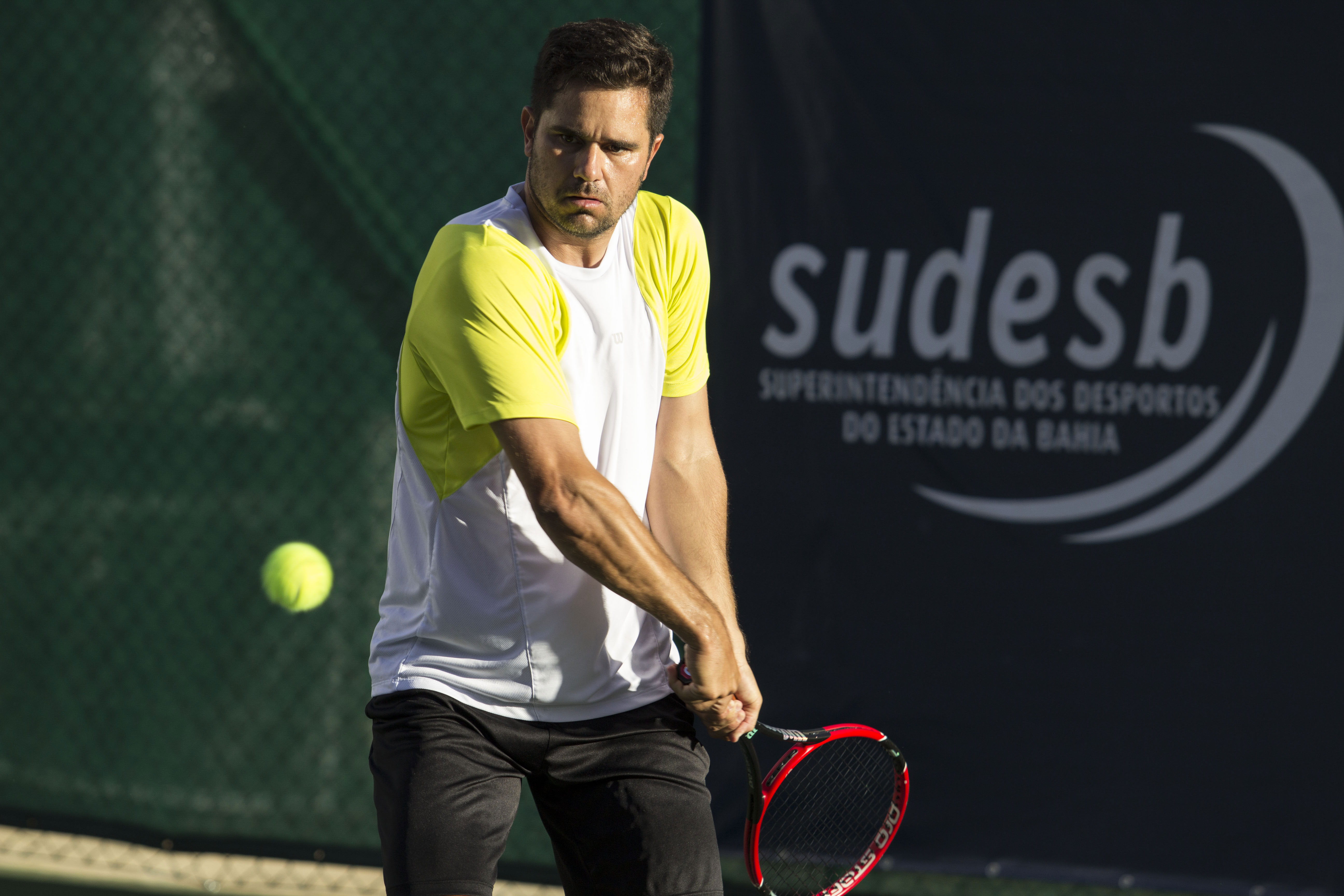 Thiago Alves, que enfrentou Federer na maior quadra do mundo, marca presença com pupilo no Bahia Junios Cup